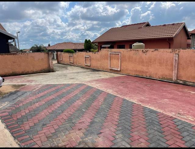 3 BEDROOM HOUSE FOR SALE IN TLHABANE WEST